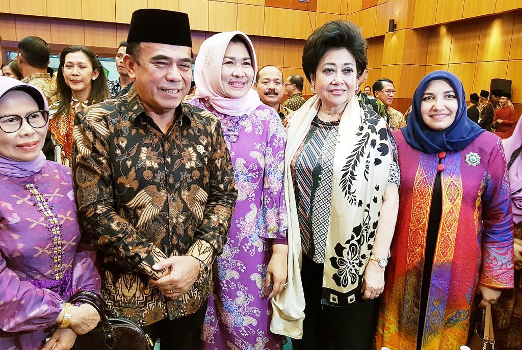 Ibu Hartati  bersama Fahrul Razi dan Istri Menteri Agama RI
