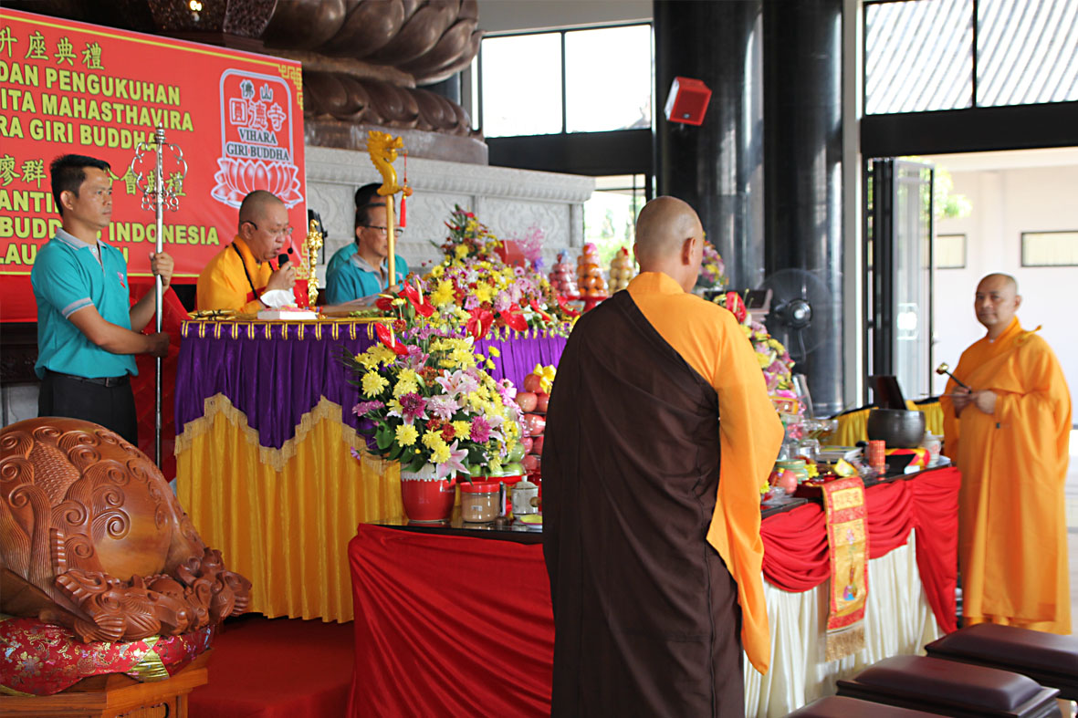 Bhiksu Tadisa Paramita Mahasthavira Koord.Dewan Sangha WALUBI, Dikukuhkan Sebagai Dewan Kehormatan dan Ketua Maha Vihara Giri Buddha Kep.Riau.