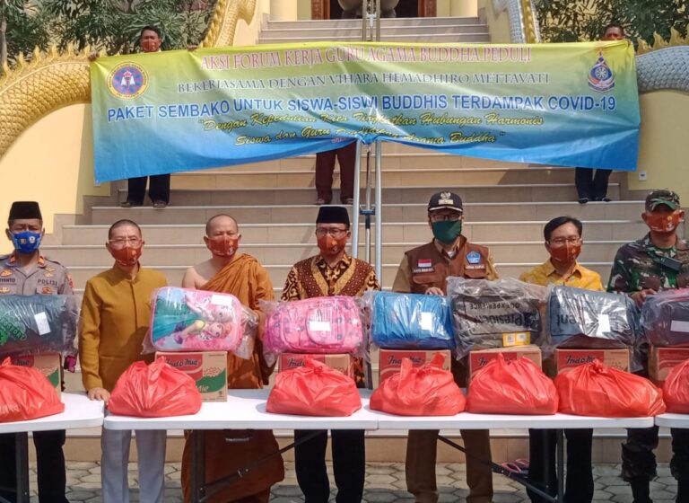 Gandeng Vihara Hemadhiro Mettavati, Forum Kerja Guru Agama Buddha DKI Bagikan 300 Paket Sembako