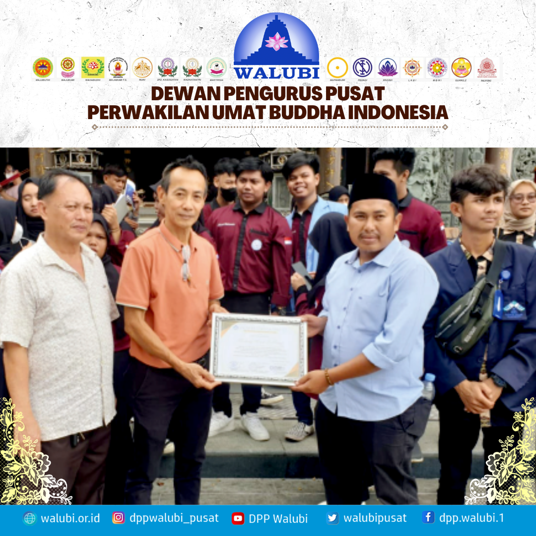 UCAPAN TERIMAKASIH: Tjik Harun saat menerima ucapan terima kasih dari mahasiswa UIN saat berada di Kelenteng Kwan Te, Jl. dr Wahidin.